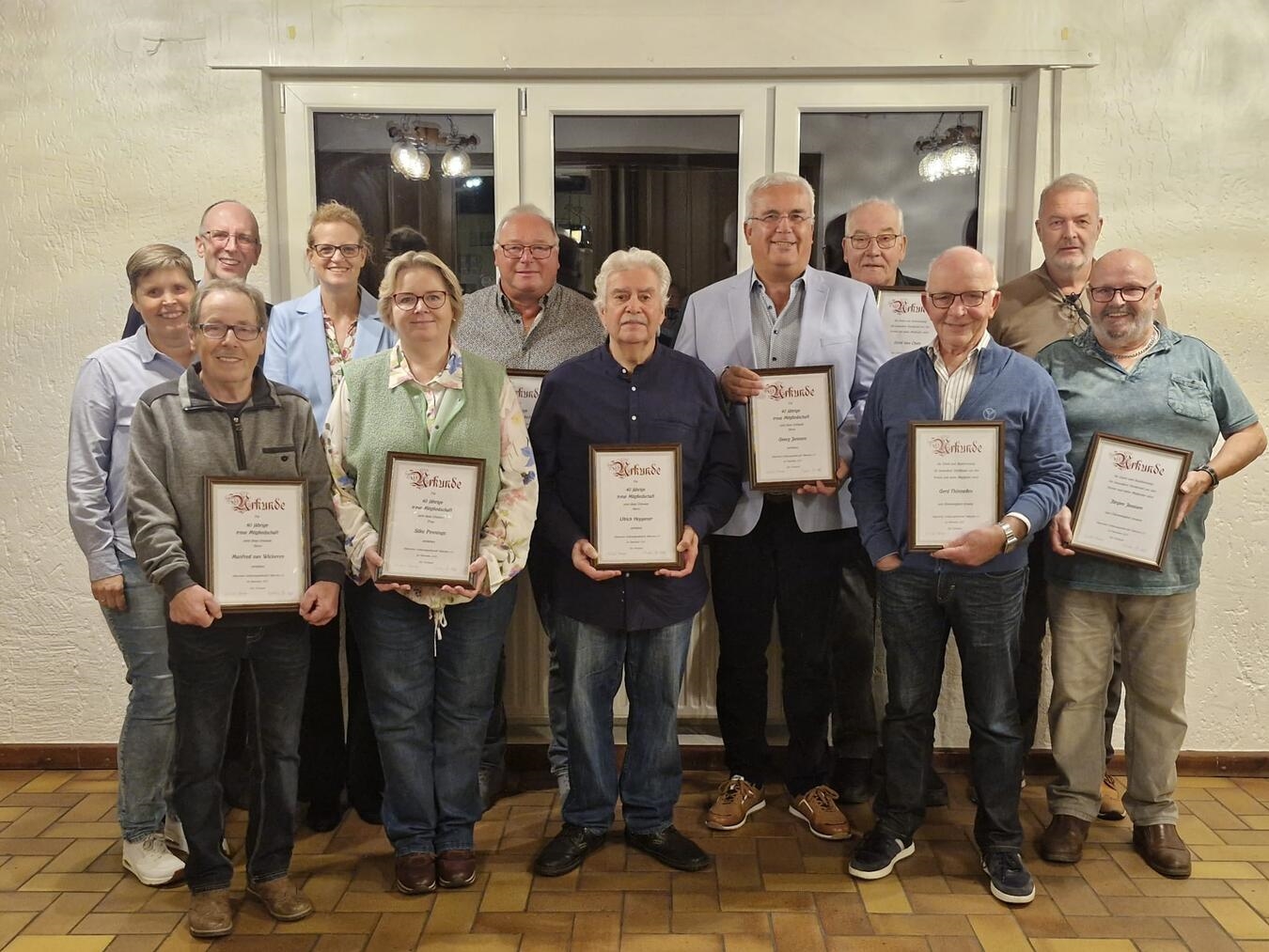 Auf dem Foto (v.l.): die 2. Vorsitzende Michaela Hendricks, der 1. Vorsitzende Wilbert Pennings (hinten), Manfred van Wickeren (vorne), Königin Sandra van der Zweep, Silke Pennings, Ewald Gertzen, Ulrich Heppener, Georg Janssen, Gerd van Oyen, Gerd Thönneßen, König Marc van der Zweep und Jürgen Janssen. Foto: ASG