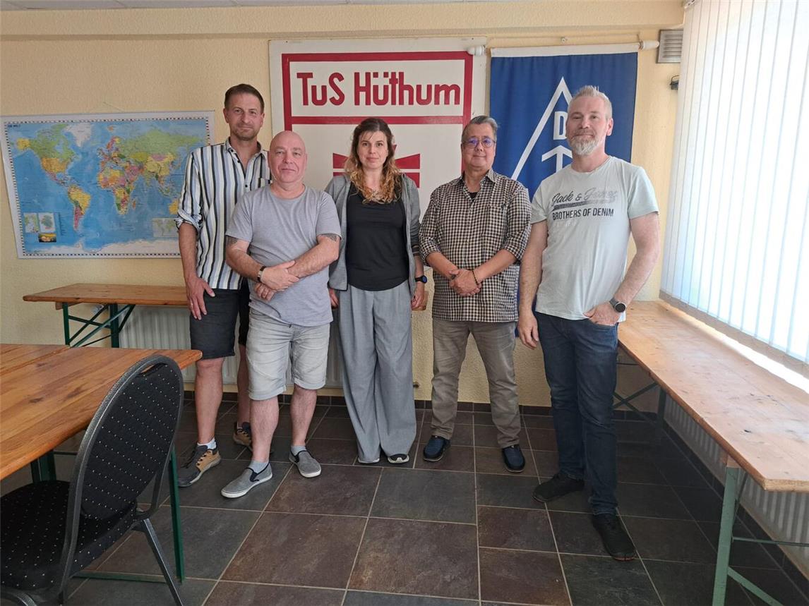 Auf dem Foto (v.l.): Frank Steinvoort, Rolf Krumscheid, Agnes Howey, Steve Manoch, Tim Köster. Foto: TuS 08