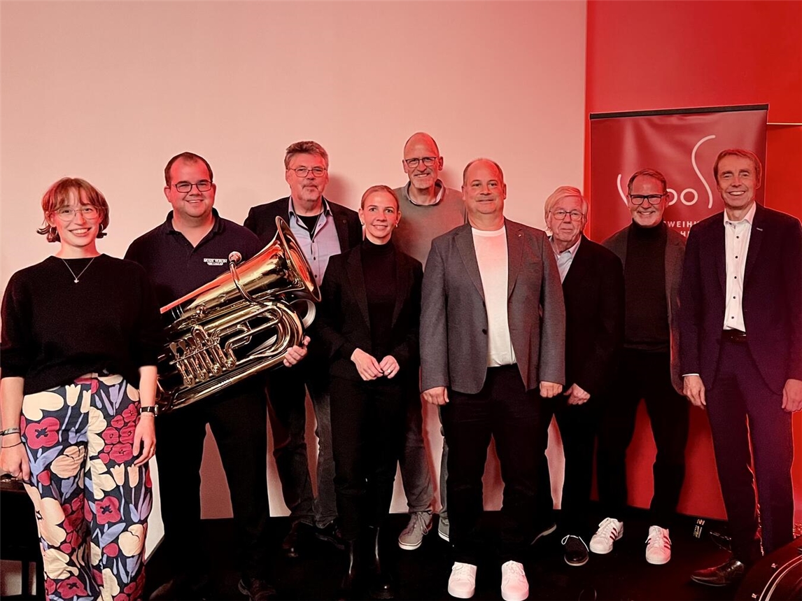 Auf dem Foto (v.l.): Lena Frost, Christian Berendonk, Stefan Beckers, Vanessa Hennig, Manfred Strodt, Jörg Eskes, Norbert Leenders, Christoph Kepser, Wilfried Röth. Foto: Sparkasse Rhein-Maas
