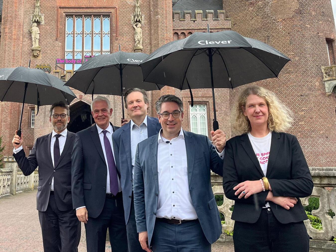 Auf dem Foto (v.l.): Otto Fricke, Dr. Günther Bergmann, Nicolas Baron von Steengracht, Stefan Rouenhoff und Dr. Antje-Britt Mählmann vor Schloss Moyland. Foto: Museum Schloss Moyland / Isabell Kluge