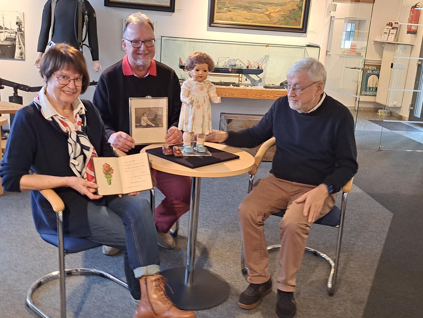 „Unter die Haut gehende Einträge“ Auf dem Foto (v.l.): Pro Kultur Vorsitzende Irene Möllenbeck, Norbert Kohnen und Herbert Kleipaß, Vorsitzender des Emmericher Geschichtsvereins und Leiter des Rheinmuseums, mit den Exponaten. Foto: privat
