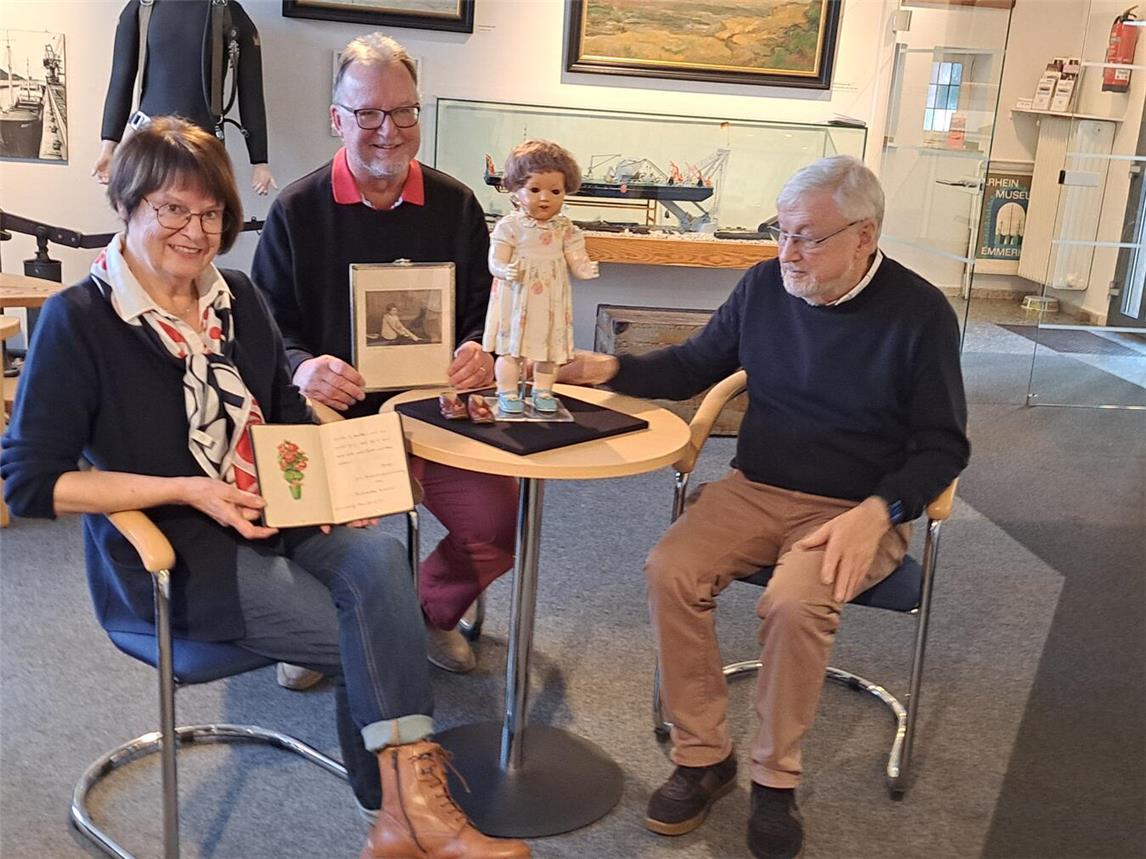 Auf dem Foto (v.l.): Pro Kultur Vorsitzende Irene Möllenbeck, Norbert Kohnen und Herbert Kleipaß, Vorsitzender des Emmericher Geschichtsvereins und Leiter des Rheinmuseums, mit den Exponaten. Foto: privat