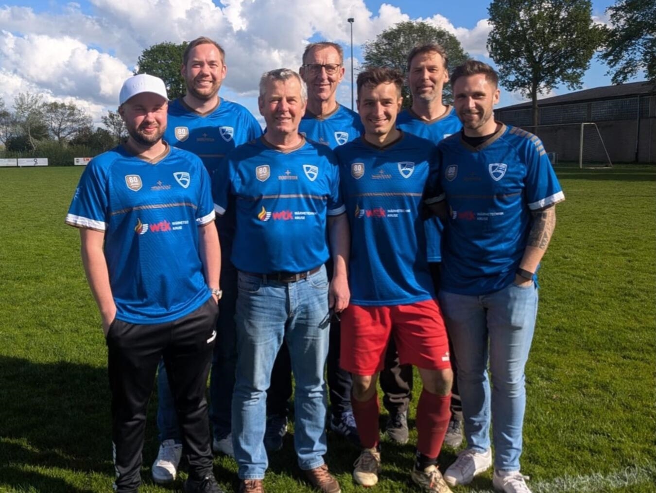 "Gruppenfoto Blau-Weiß Bienen Mitglieder Sebastian Kemkes, Freddy Brücker, Lothar Becker, Ralf Wenning, Max Buckermann, Mario Schlaghecken, Raffael Schmitz"