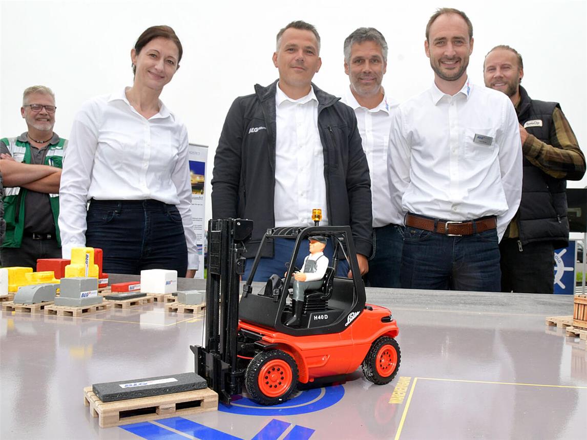 Auf dem Gelände der BLG in Emmerich präsentieren sich 60 Aussteller teils mit ihren Werk- und Fahrzeugen – nicht nur im Kleinformat. NN-Foto: Rüdiger Dehnen (Archiv)