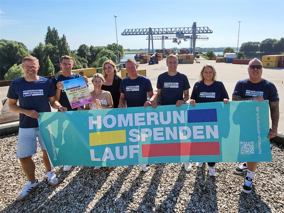 Auf dem Gelände des Containerhafens in Emmerich findet mit dem Hafenlauf eines der Highlights des Homerun statt, auf das sich die Organisatoren beiderseits des Rheins freuen: (v. l.) Simon Berntsen, Michael Mies, Sara Kreipe, Hanna Pohl, Jörg Bujar, Willfried Röth, Katharina Prinz und DJ Arnd Reichow. NN-Foto: MB
