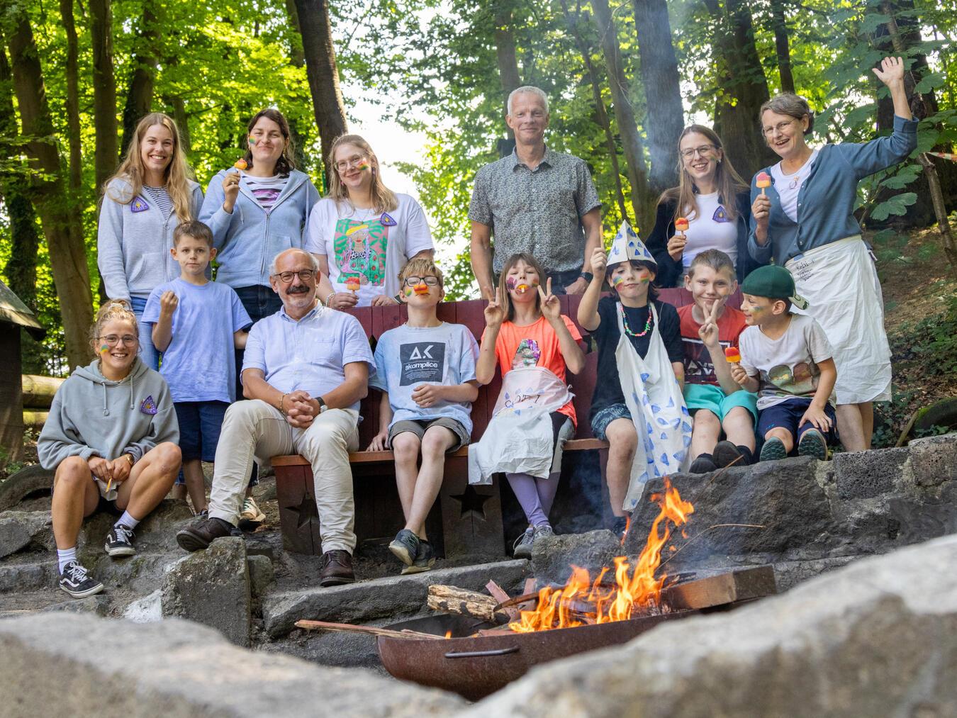 Auf dem Gelände kann man toben, aber auch gemütlich am Lagerfeuer sitzen. Foto: Stadt Kleve