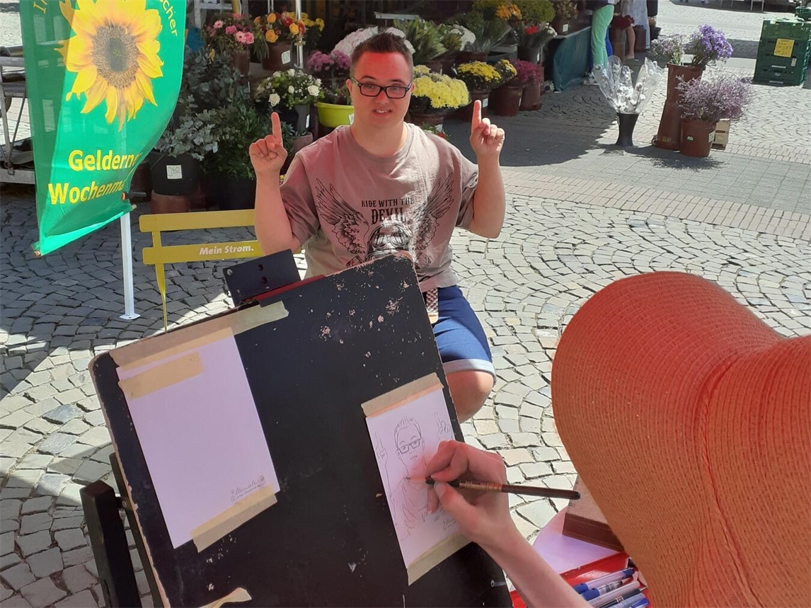 Auf dem Gelderner Wochenmarkt präsentiert bald eine Portrait-Zeicherin ihr Können. Foto: privat
