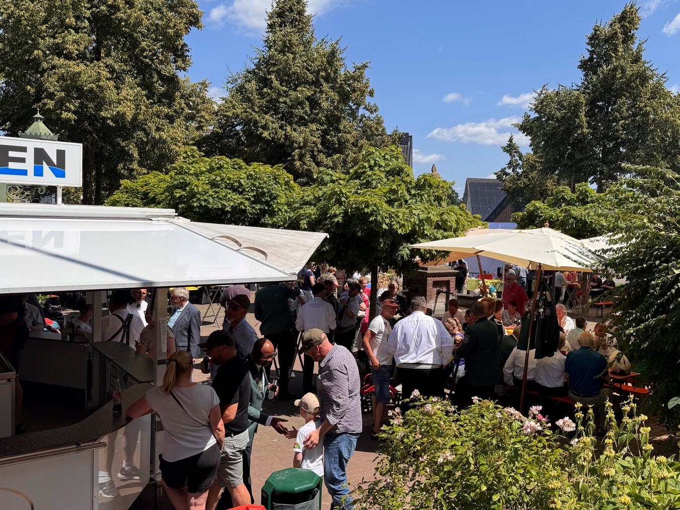 "Georgplatz Hüthumer Brunnenfest an Fronleichnam, fröhliche Menschen genießen das Fest, Foto HVH"