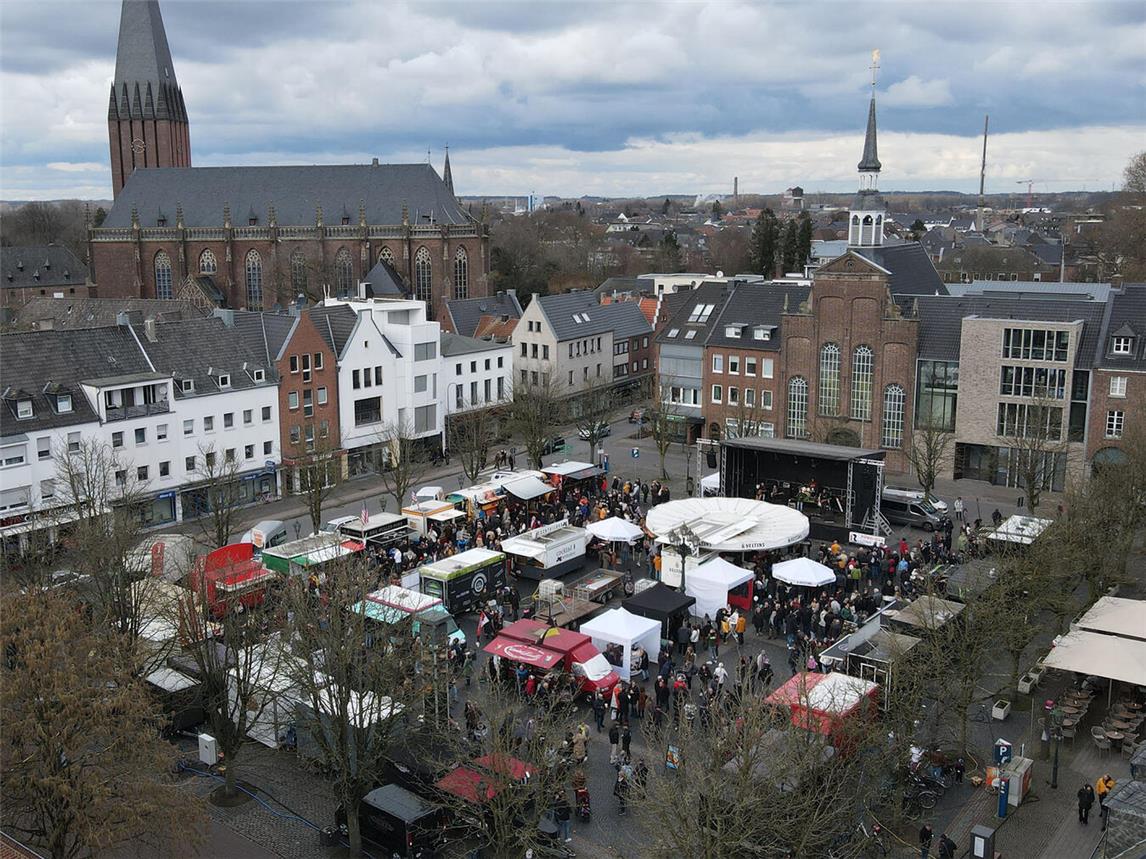 Auf dem Gocher Marktplatz kann man sich durch viele verschiedene Küchen probieren.Foto: Stadt Goch/Torsten Matenaers