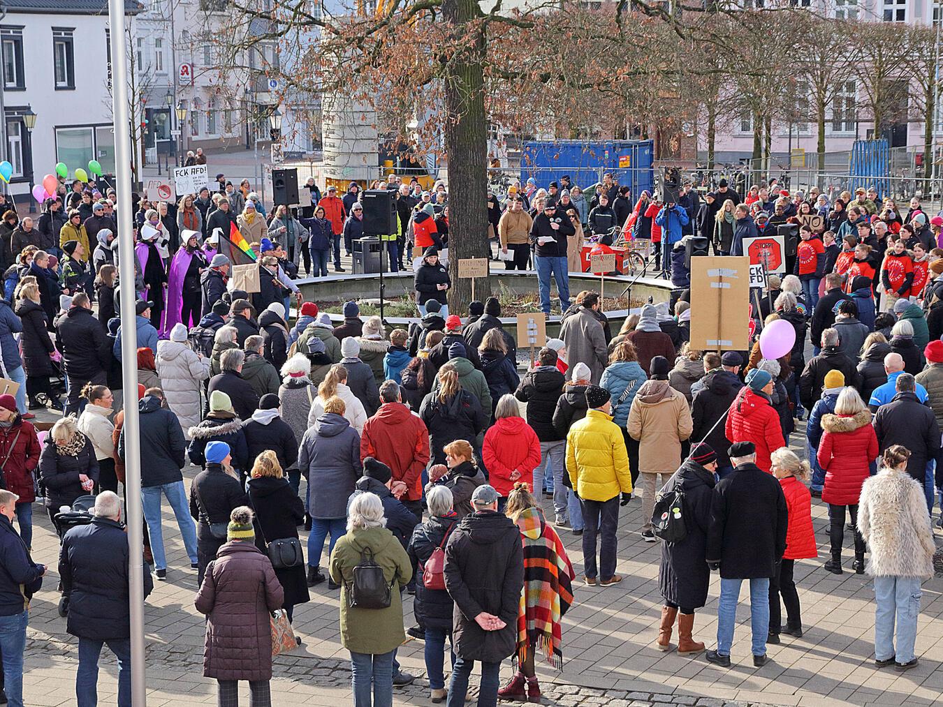 Eine friedliche Kundgebung zum Schutz der Demokratie Auf dem Großen Marktplatz in Rheinberg versammelten sich am vergangenen Sonntag rund 500 Menschen. NN-Foto: Theo Leie