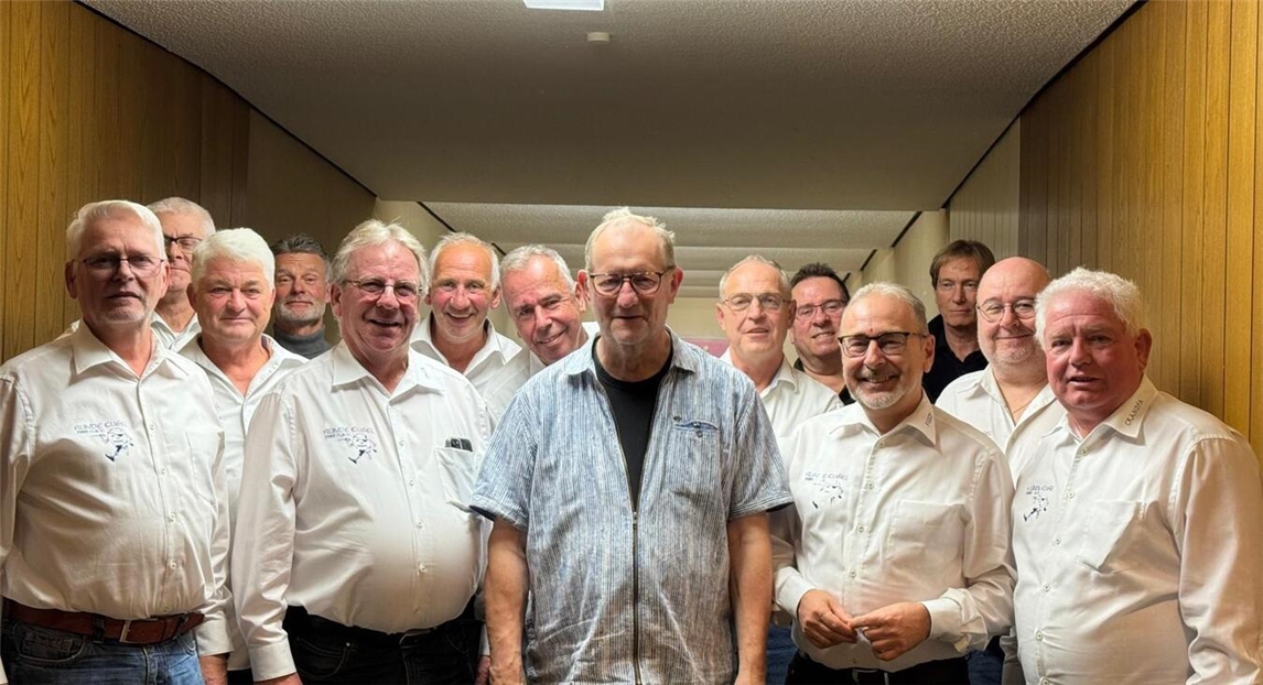 Auf dem Gruppenfoto sind von links nach rechts zu sehen: Stephan Becks, Franz-Josef Meuwesen, Jürgen Roland, Friedhelm Peters, Reiner Gilles, Michael Nowak, Johannes Hetjens, Josef Eyckmann, Karl-Heinz Leuken, Stefan Jansen, Friedhelm Aengenvoort, Thomas Becks, Jörg Reichenbach und Andreas Mehler. Foto: privat