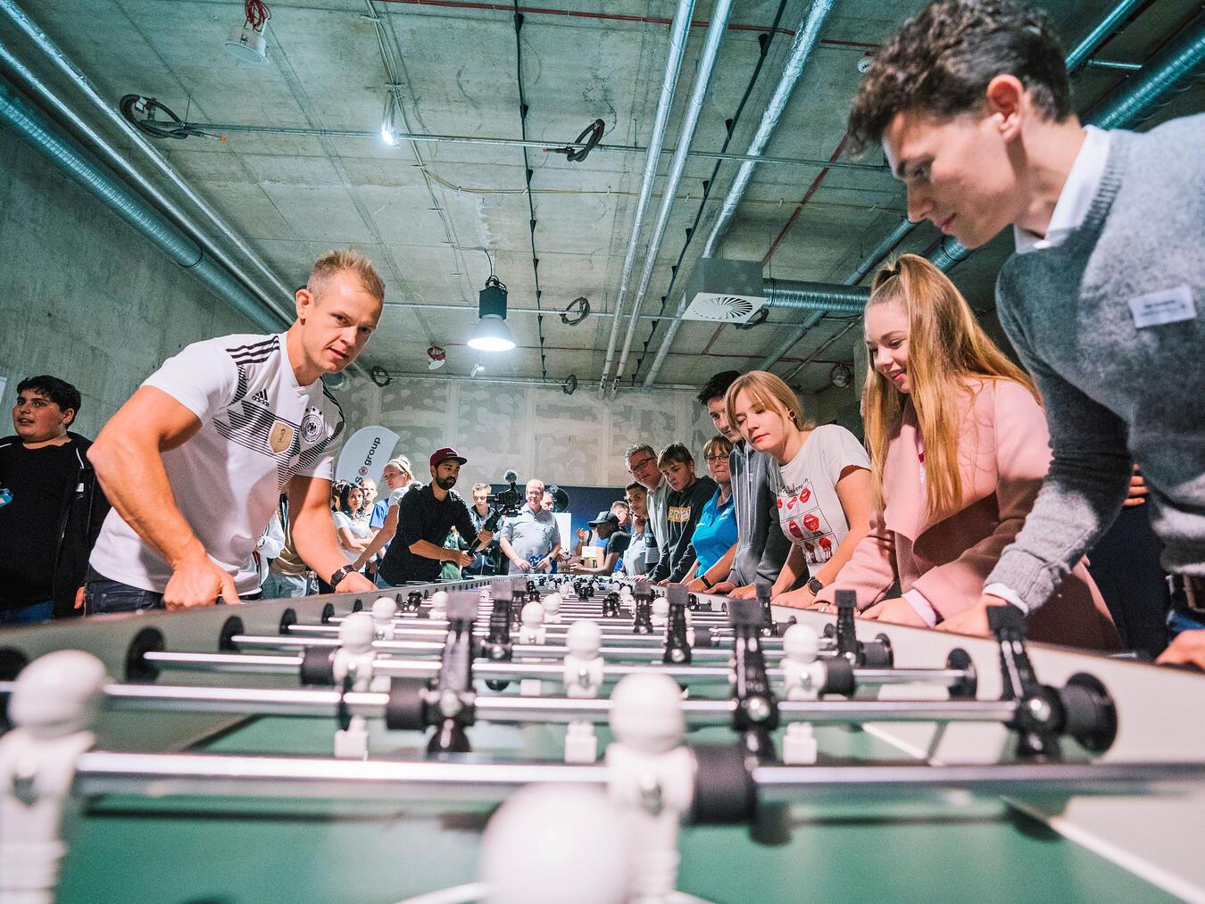 Auf dem „KarriereKick“ in Straelen finden im August Jugendliche und Unternehmen spielerisch zueinander. Foto: Klaus Weinand