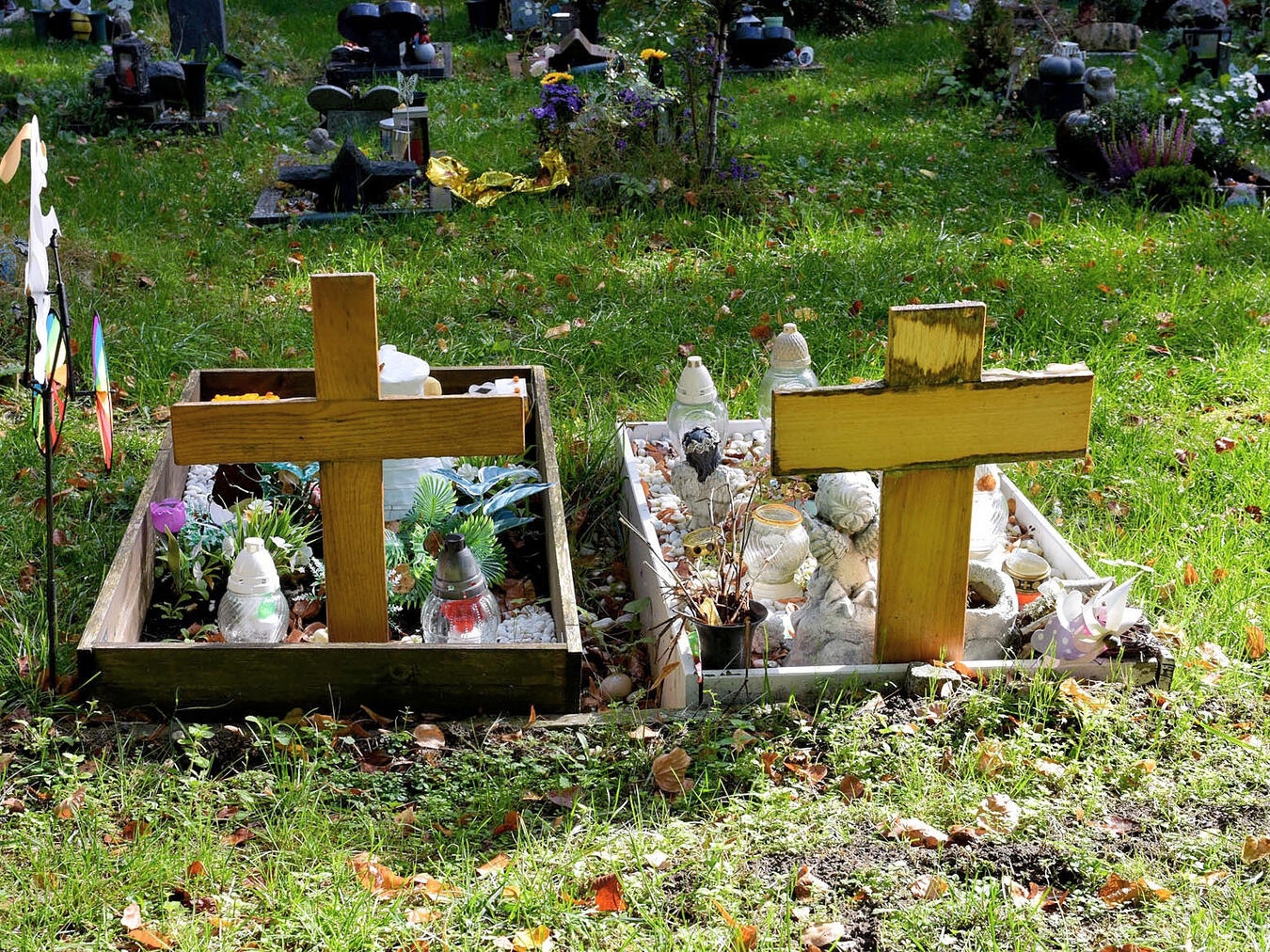 Sternenkinder-Grabfeld auf Klever Friedhof, Gedenkstätte für verstorbene Kinder, ruhige Atmosphäre.