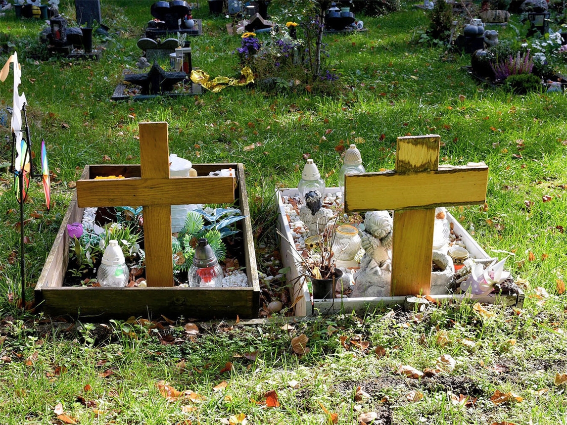Sternenkinder-Grabfeld auf Klever Friedhof, Gedenkstätte für verstorbene Kinder, ruhige Atmosphäre.
