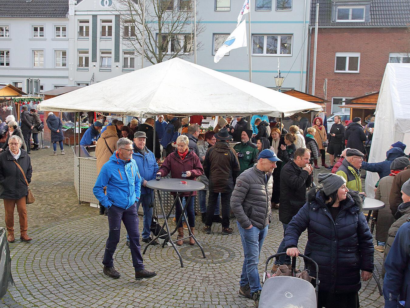 Auf dem malerischen Platz vor der Kirche in Orsoy versammeln sich am kommenden Wochenende wieder zahlreiche Menschen. NN-Fotos (2/Archiv): Theo Leie