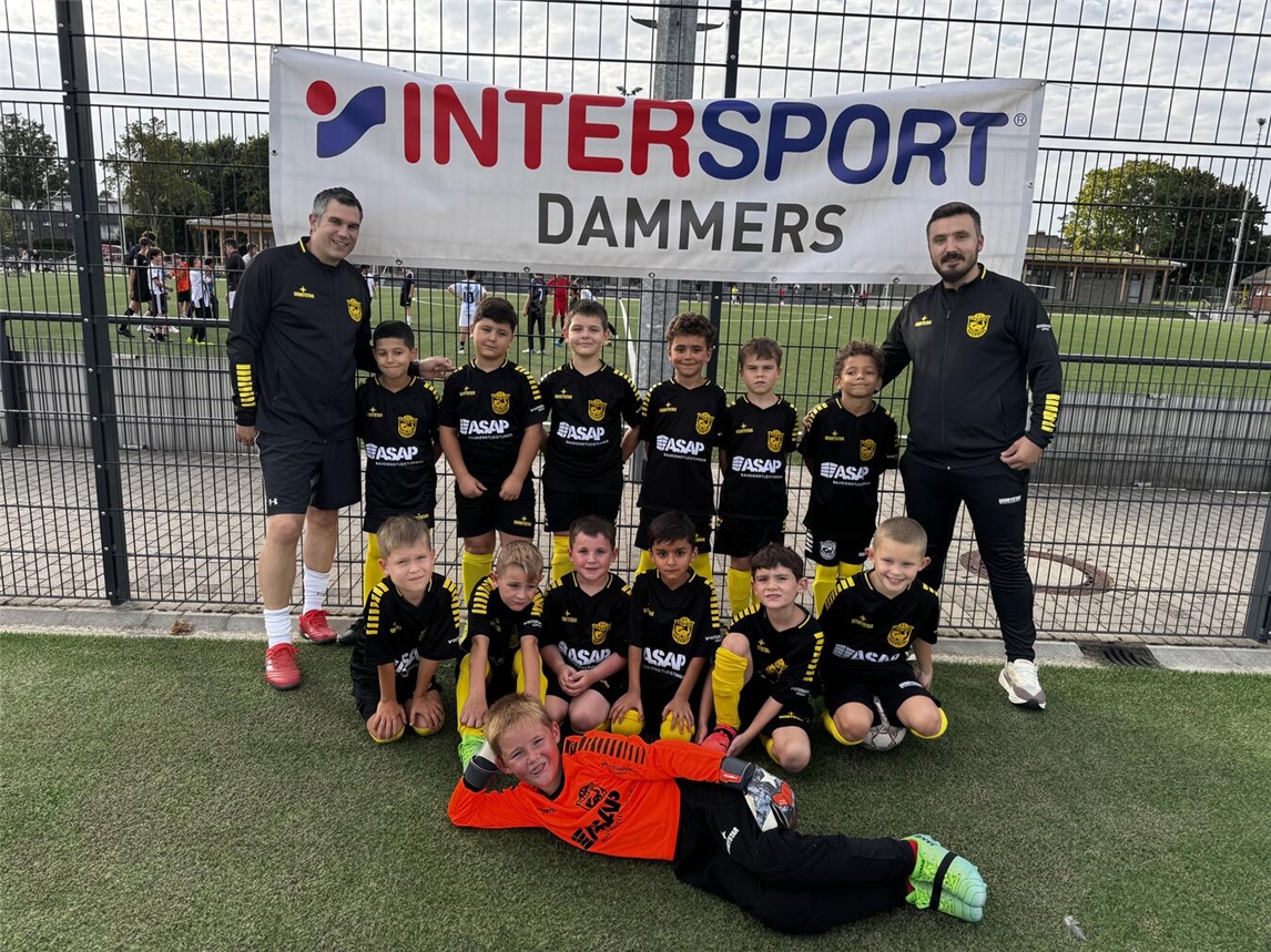 Auf dem Mannschaftsbild (vorne, v.l.): Cristian Fondos, Mats Artz, Lukas Convent, Sohail Amiri, Eric Fenger, Leandro Schoofs, liegend: Lyon Danisewicz, (hintere Reihe) (Trainer) Sven Fenger, Magwan Mahmood, Renas Sarikan, Mal Shilova, Noah Berens, Mika Kirpes, Dominik Glowacki und (Trainer) Don Mulliqi. Es fehlt Rouven Stobenia, der ebenfalls zum Trainerteam gehört.