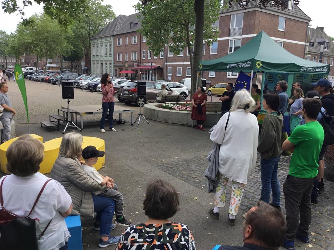 Auf dem Marktplatz in Rees nahm Alexandra Geese an einer Kundgebung der Grünen teil. Foto:privat