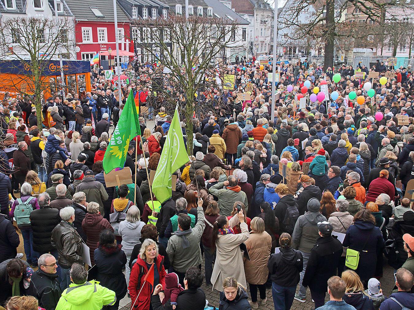 Auf dem Marktplatz in Rheinberg gab es kaum noch Platz.