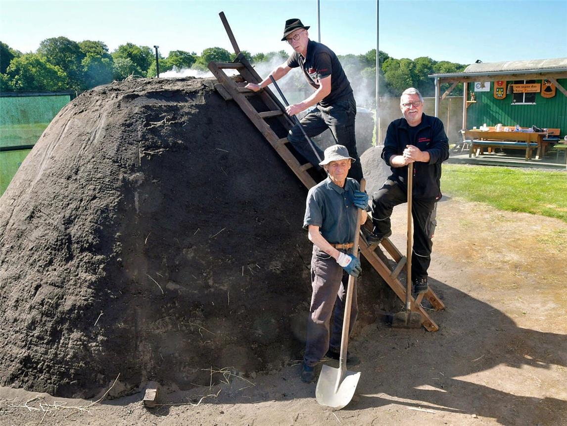 Auf dem Meilerplatz in Reichswalde ist alles vorbereitet: Der Meiler ist entzündet und nach der offiziellen Eröffnung des Meilerfestes startet heute das Programm mit der Mai-Andacht. NN-Foto: Rüdiger Dehnen