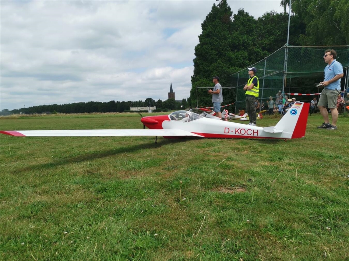Modellflugzeuge starten auf Flugplatz in Elten, 13. Juni.