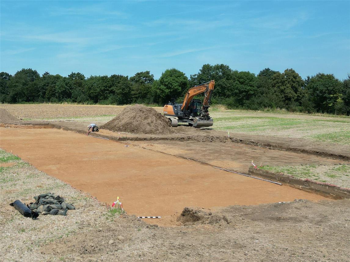 Auf dem Monreberg bei Kalkar sind bereits knapp unter dem Oberboden die Gräben erkennbar.Foto: Nils Heithecker/LVR-Amt für Bodendenkmalpflege im Rheinland