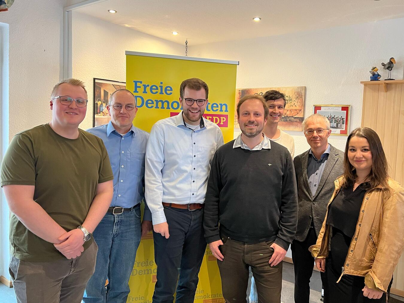 Auf dem Ortsparteitag der FDP Emmerich: (v. l.) Patrick Wieland, Olaf Gabriel, Luca Kersjes, Marius Plückthun, Jochen Schweizer, Dr. Dirk Schuricht und Marie-Theres Gruyters. Foto: privat
