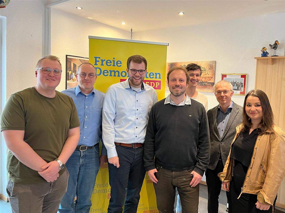 Auf dem Ortsparteitag der FDP Emmerich: (v. l.) Patrick Wieland, Olaf Gabriel, Luca Kersjes, Marius Plückthun, Jochen Schweizer, Dr. Dirk Schuricht und Marie-Theres Gruyters. Foto: privat