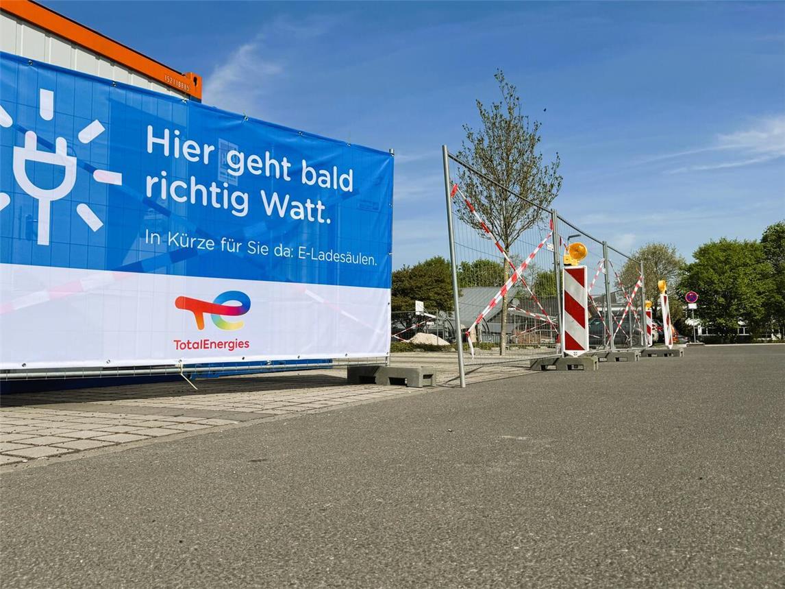 Auf dem Parkplatz am Reeser Schulzentrum entstehen vier Schnellladepunkte für E-Autos. Foto: Stadt Rees