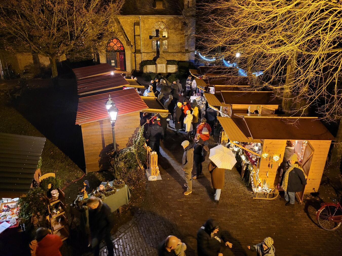 Auf dem Platz an der St.-Walburgis-Kirche gab es einiges zu entdecken. Foto: privat