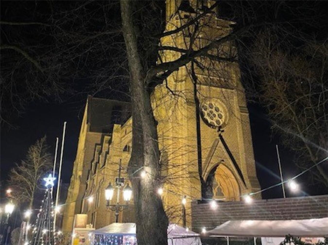 Auf dem Platz vor der St.-Georg-Kirche und auf dem Schulhof findet wieder der Adventsmarkt in Hüthum statt. Foto: privat