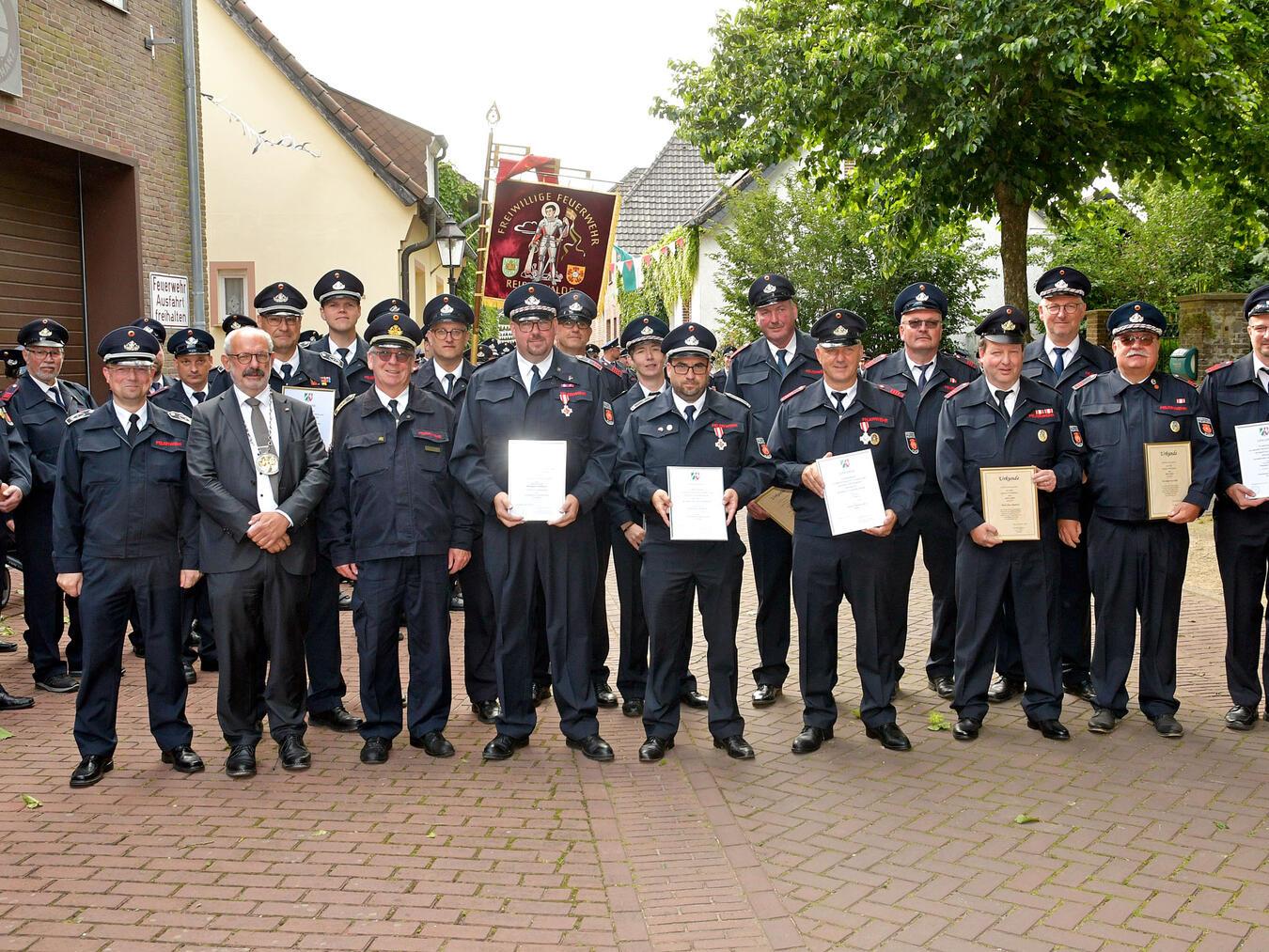 Auf dem Programm des Stadtfeuerwehrfestes standen zahlreiche Ehrungen und Auszeichnungen. NN-Foto: Rüdiger Dehnen 