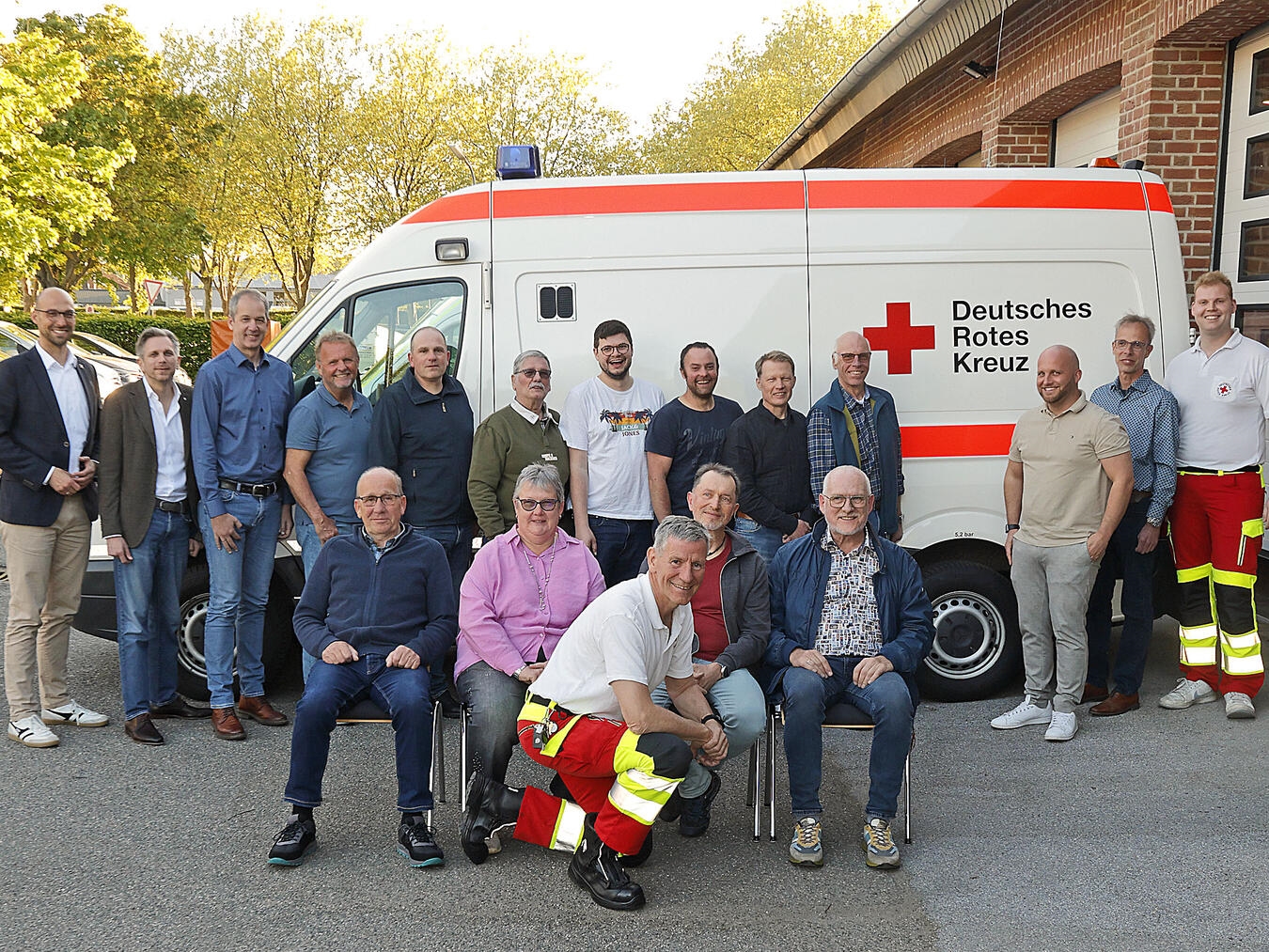 "Neuwahlen und Ehrungen bei Versammlung, Mitglieder im Gespräch, Foto von Theo Leie"