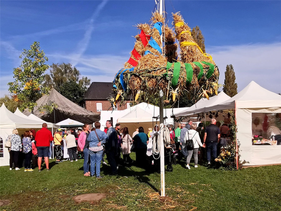 Auf dem Quirinusplatz findet das bunte Treiben zum Kartoffelfest in Millingen statt. Foto: privat
