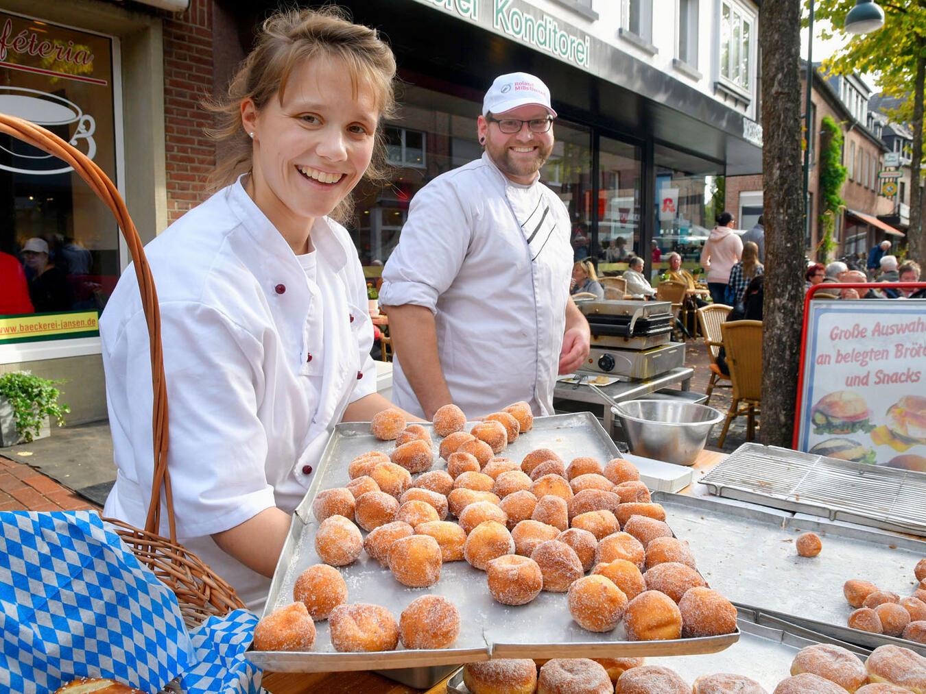 Auf dem Reeser Rheinfest wird es auch in diesem Jahr wieder viel Leckeres zu entdecken geben, wie hier in 2018. NN-Foto: Rüdiger Dehnen