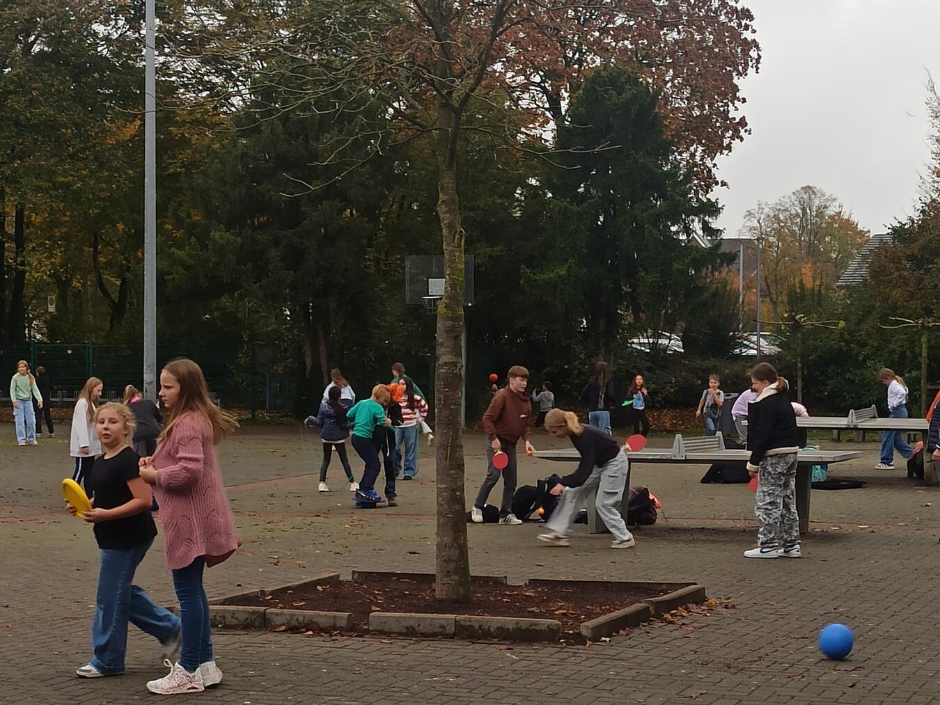 Auf dem Schulhof testen die Fünftklässler den Inhalt der neuen Spielekisten. Foto: privat