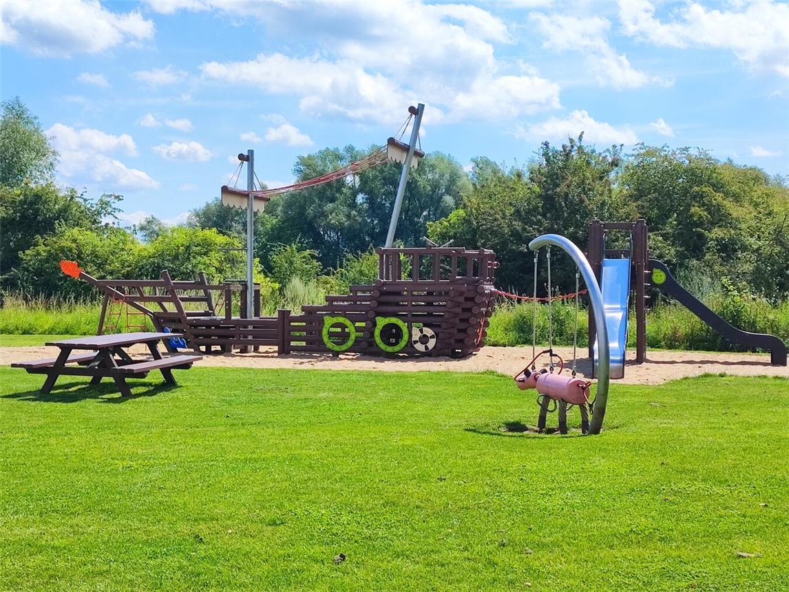 "Vorlesepaten-Aktion auf Spielplatz Am Bär in Rees, Kinder und Bücher, Einladung zur Veranstaltung"