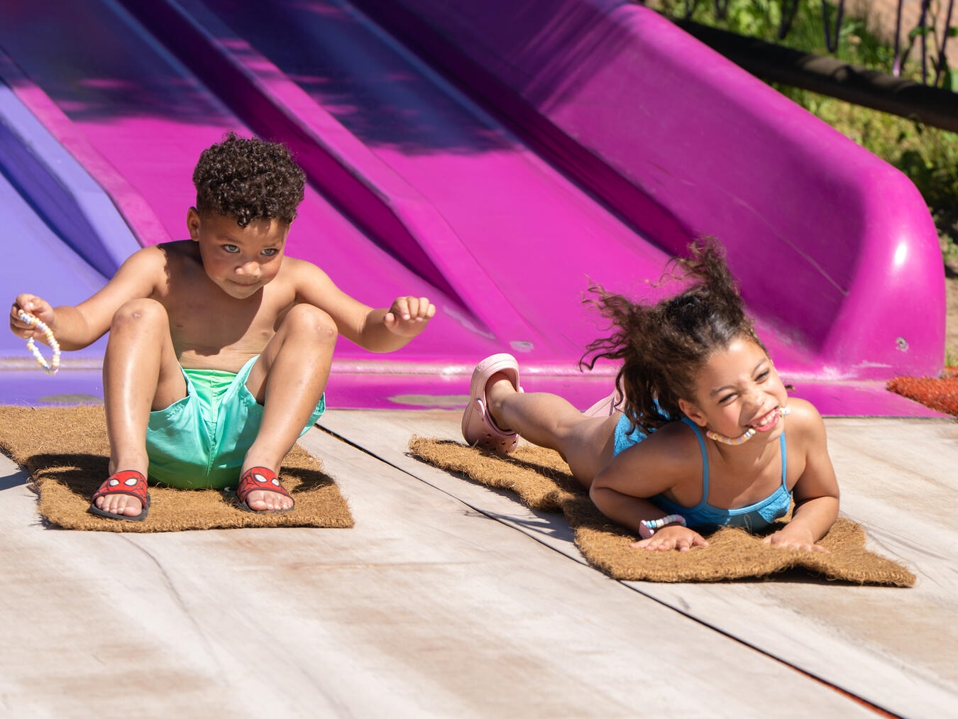 Familienabenteuer direkt hinter der Grenze Auf dem Spielplatz im Freien können sich Kinder so sich richtig austoben. Foto: Robin Shot
