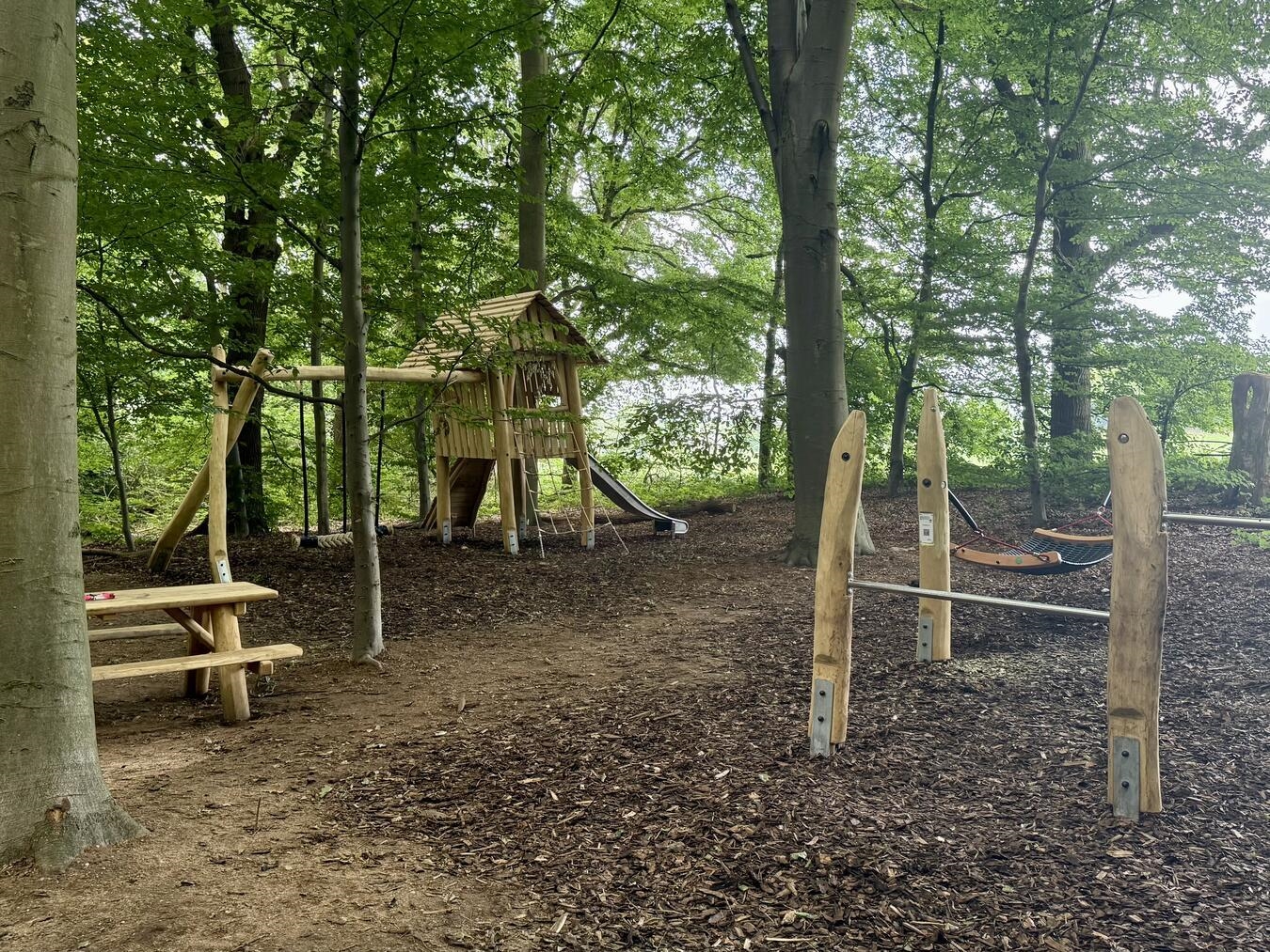 Auf dem Spielplatz können sich Kinder auf vielfältige Art und Weise austoben oder in der Hängematte ausruhen. NN-Foto: SP