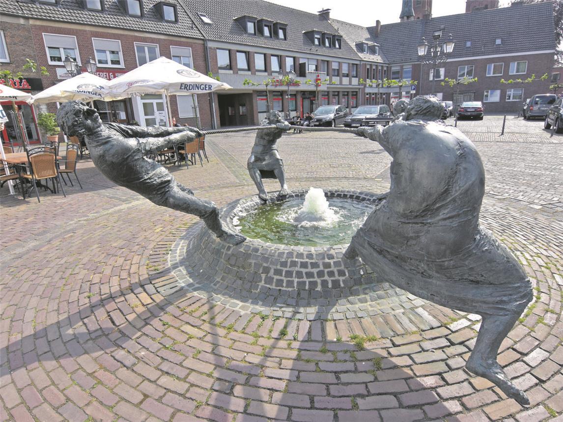 Auf dem Uedemer Marktplatz findet die Kundgebung mit verschiedenen Rednern statt. NN-Foto: Archiv/Rüdiger Dehnen