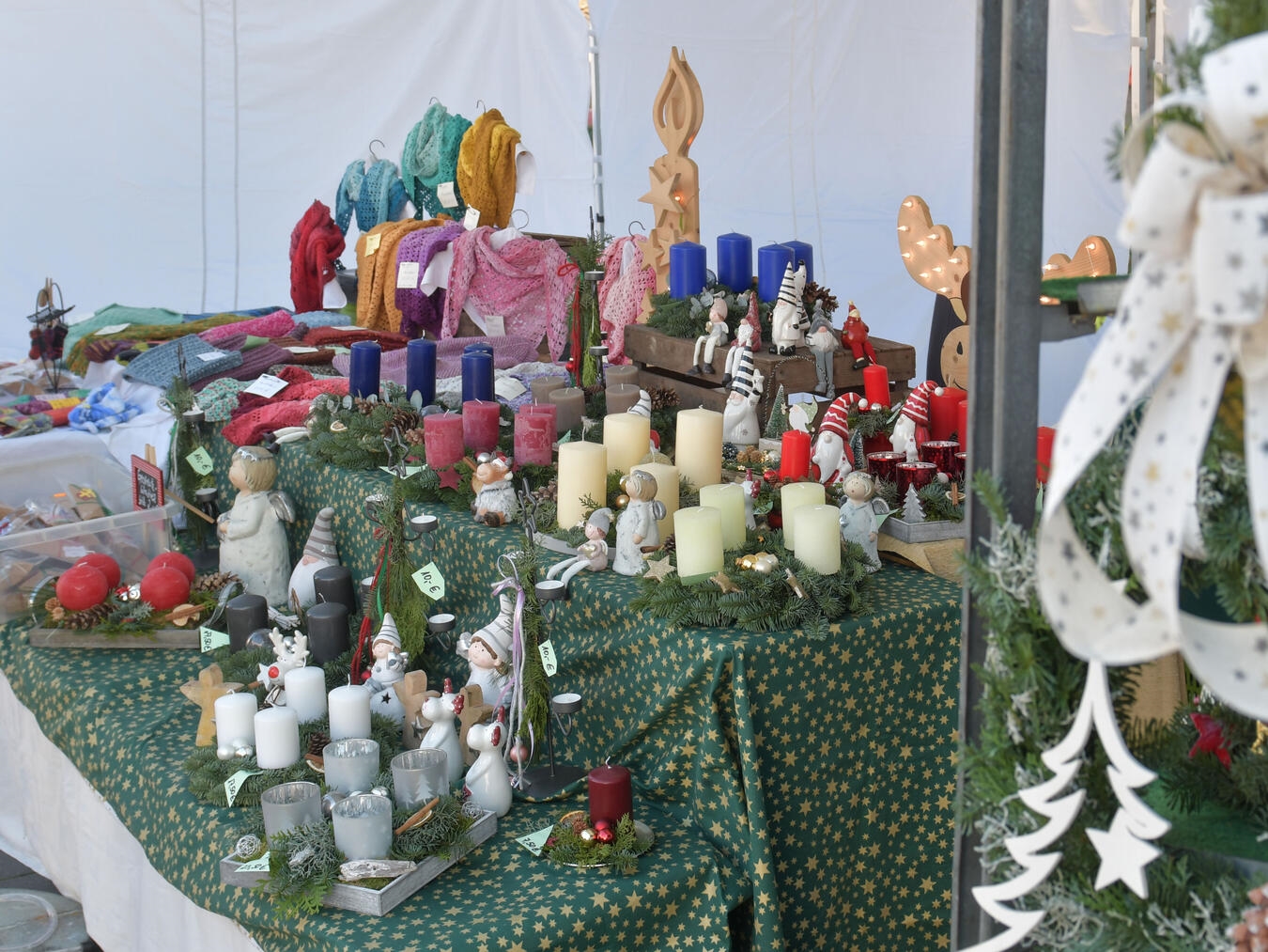 Auf dem Weezer Weihnachtsmarkt warten viele liebevoll gestaltete Produkte und Geschenkideen. NN-Foto: Archiv/Gerhard Seybert