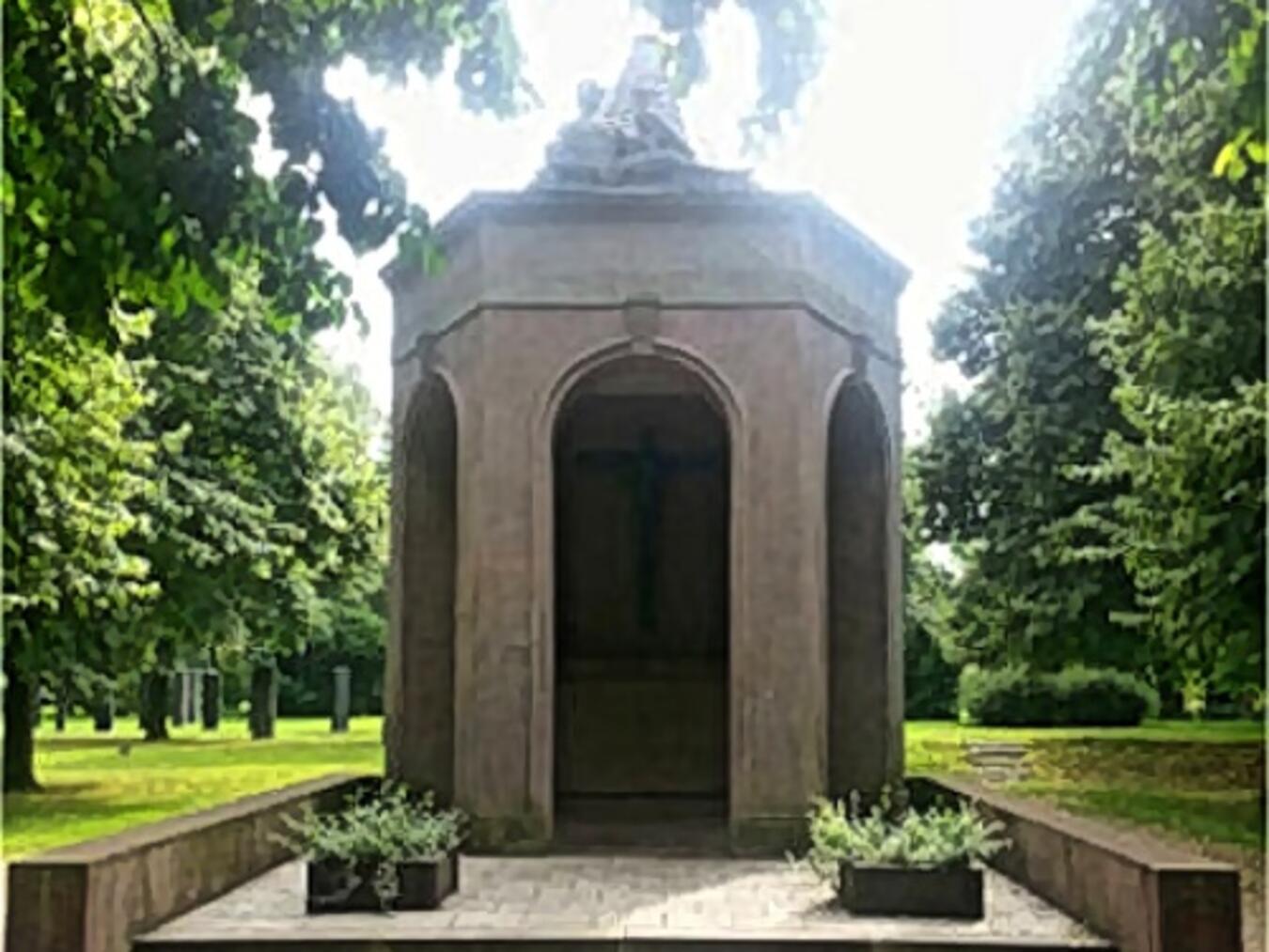 Auf dem Weg geht es auch an der Kapelle auf dem Alten Friedhof vorbei, die am 25. Oktober ihren 100. Geburtstag feiert. Foto: Cellina