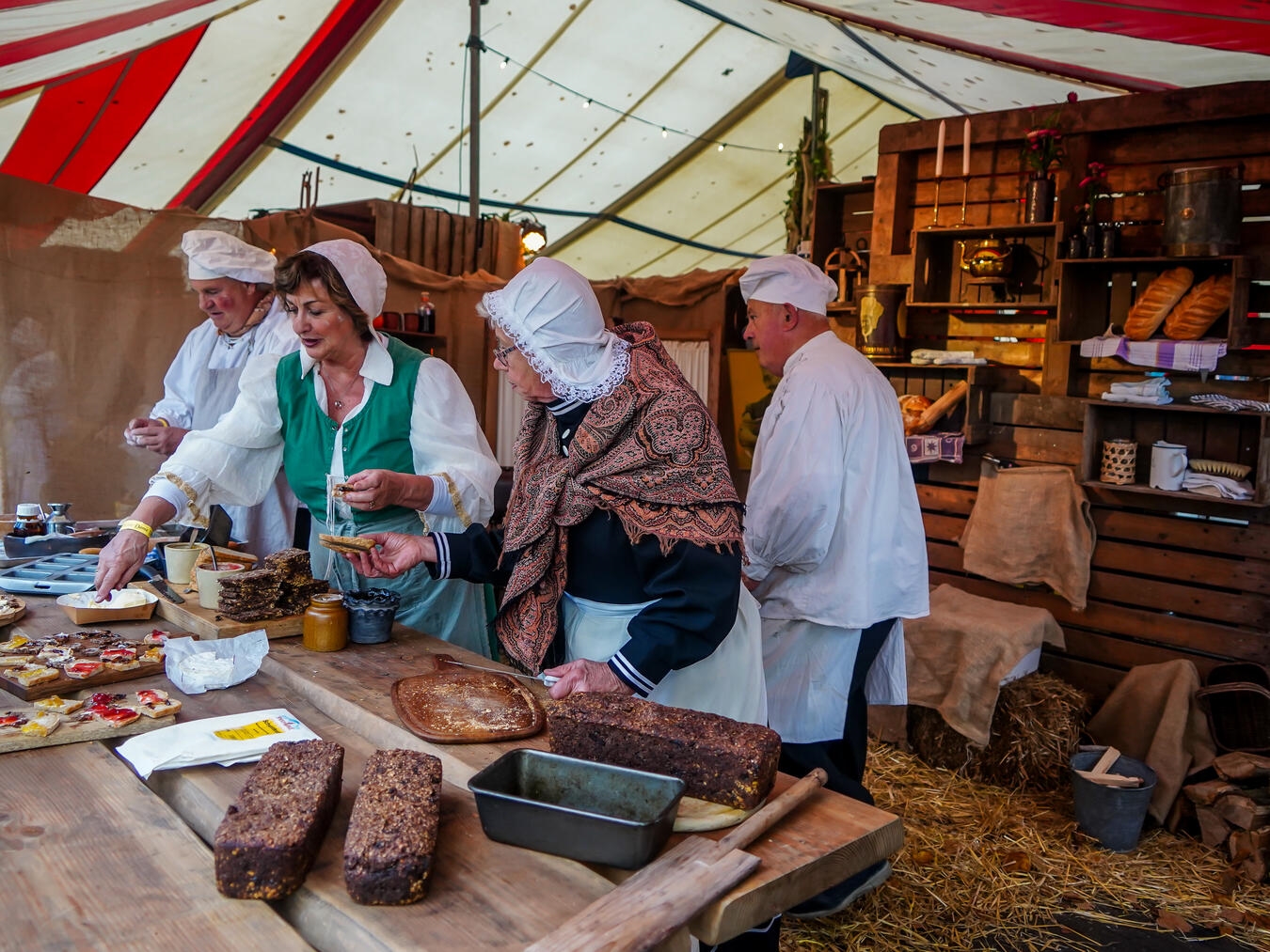 "Mittelaltermarkt beim Festival mit vielfältigen Speisen und Getränken"
