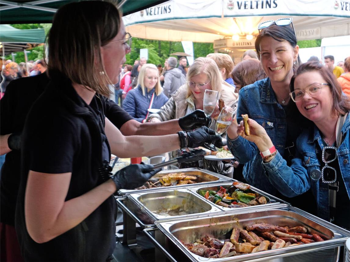 Auf den großen Neustart: Das „Angrillen“ zieht vom Forstgarten auf das Gelände des ehemaligen World Centers/Casa Kleve. NN-Foto: Rüdiger Dehnen (Archiv)