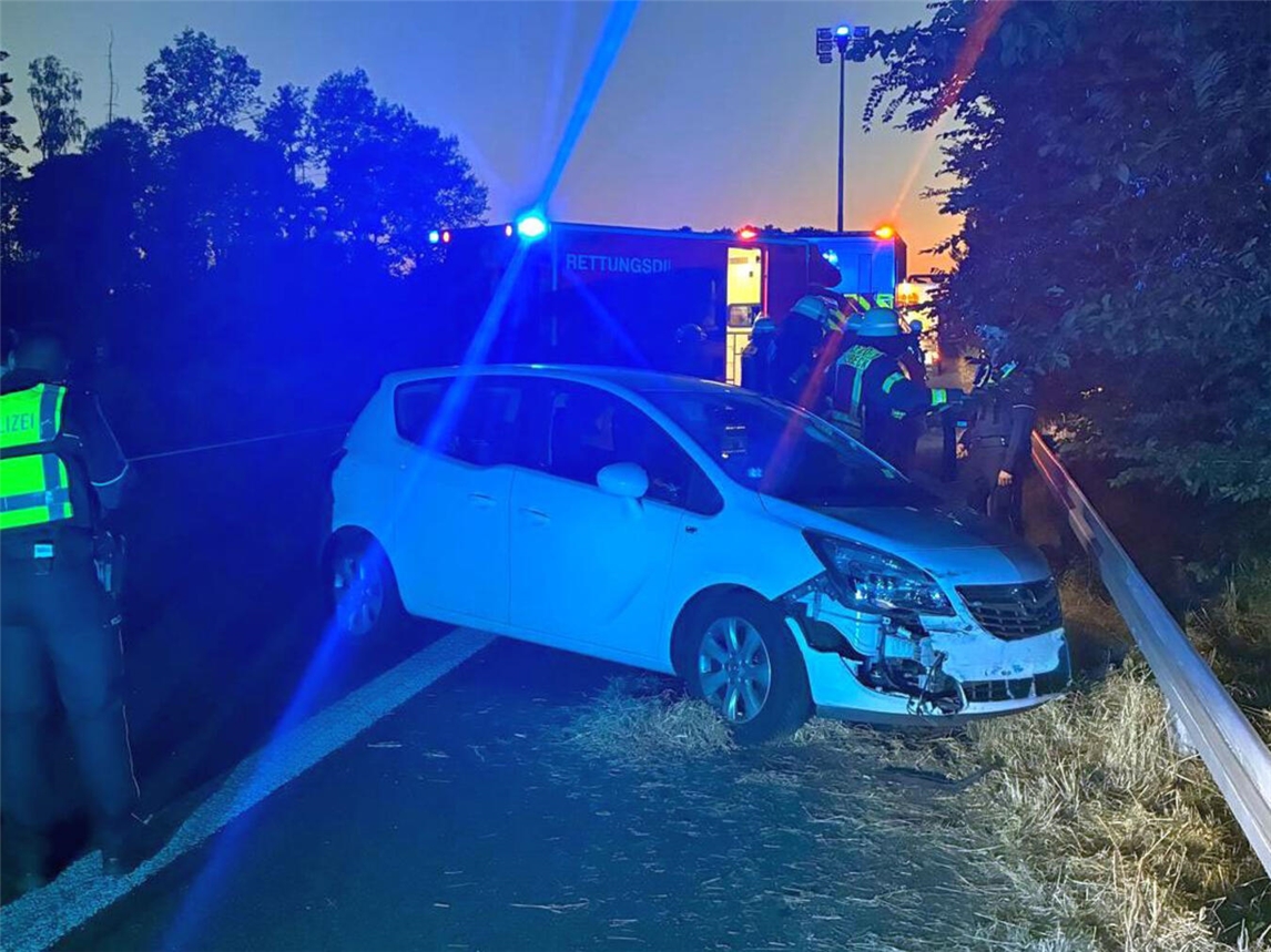 "Unfall auf A57 Richtung Niederlande, Feuerwehr Sonsbeck im Einsatz"