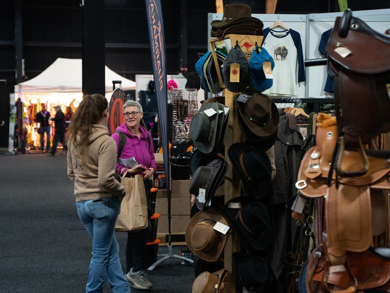 Erlebniswelt Pferd Auf der Ausstellerfläche gibt es sämtlichen Pferde-Bedarf. Foto: Messe Kalkar