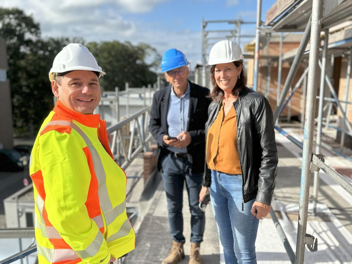Neubau mit einmaligem Wohnkonzept in Emmerich Auf der Baustelle (Foto l., v. l.): Maik Leypoldt, Architekt und ImmoReal-Geschäftsführer Stefan Rietmann sowie Anke Wilke. Foto: EBG