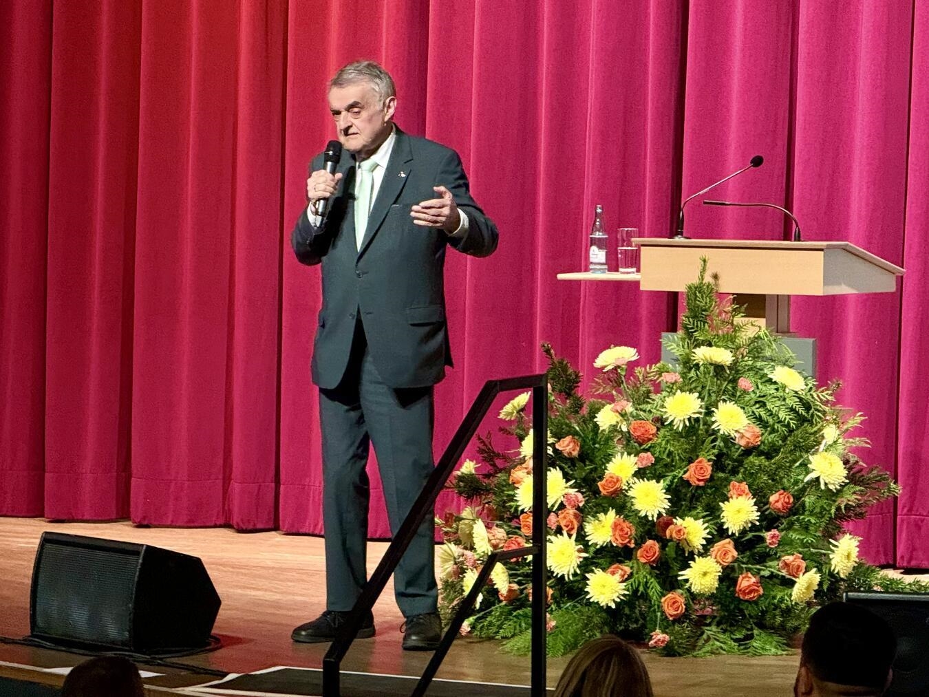 Auf der Bühne der Klever Stadthalle sprach Innenminister Herbert Reul unter anderem über Innere Sicherheit, den Kampf gegen Clan- und Rockerkriminalität sowie neue Herausforderungen durch Cybercrime. NN-Foto: SP