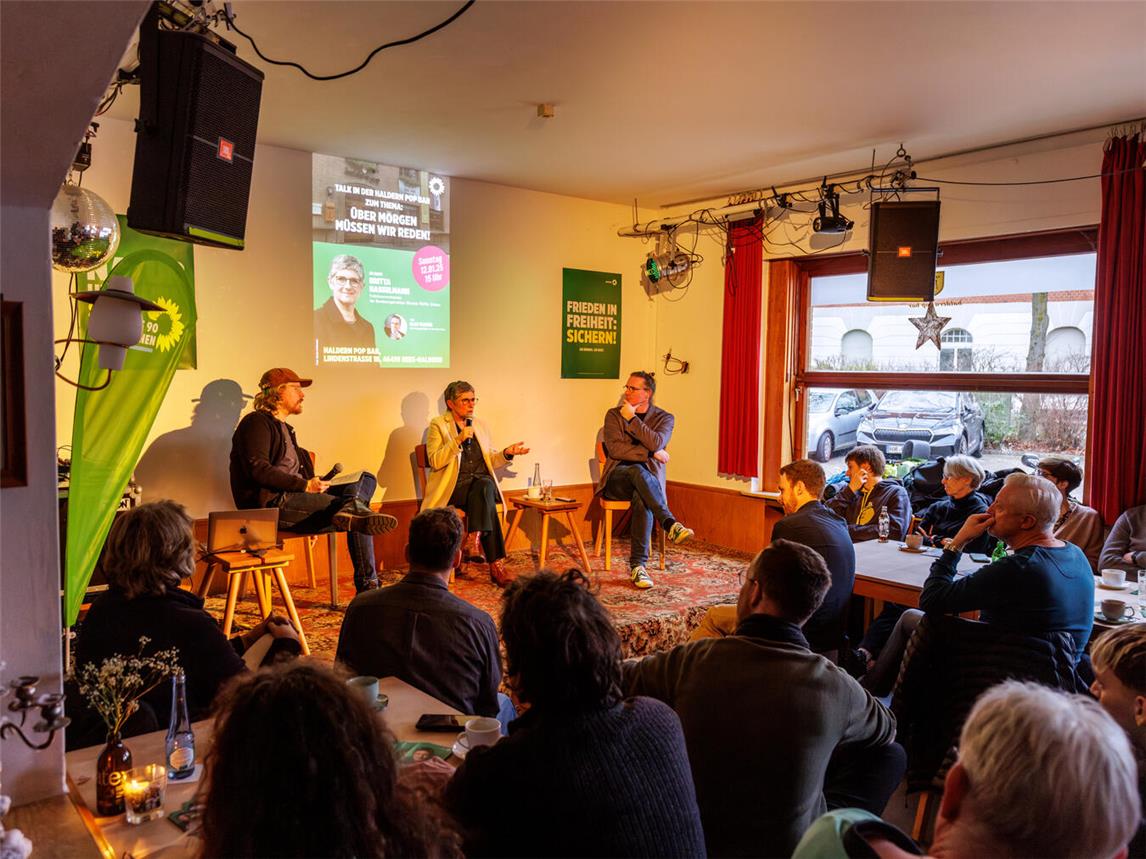 Auf der Bühne der voll besetzten Haldern Pop Bar nahmen Britta Haßelmann und Olaf Plotke von den Grünen bei der Premiere von „Über Morgen müssen wir reden!“ Platz. Foto: Christoph Buckstegen