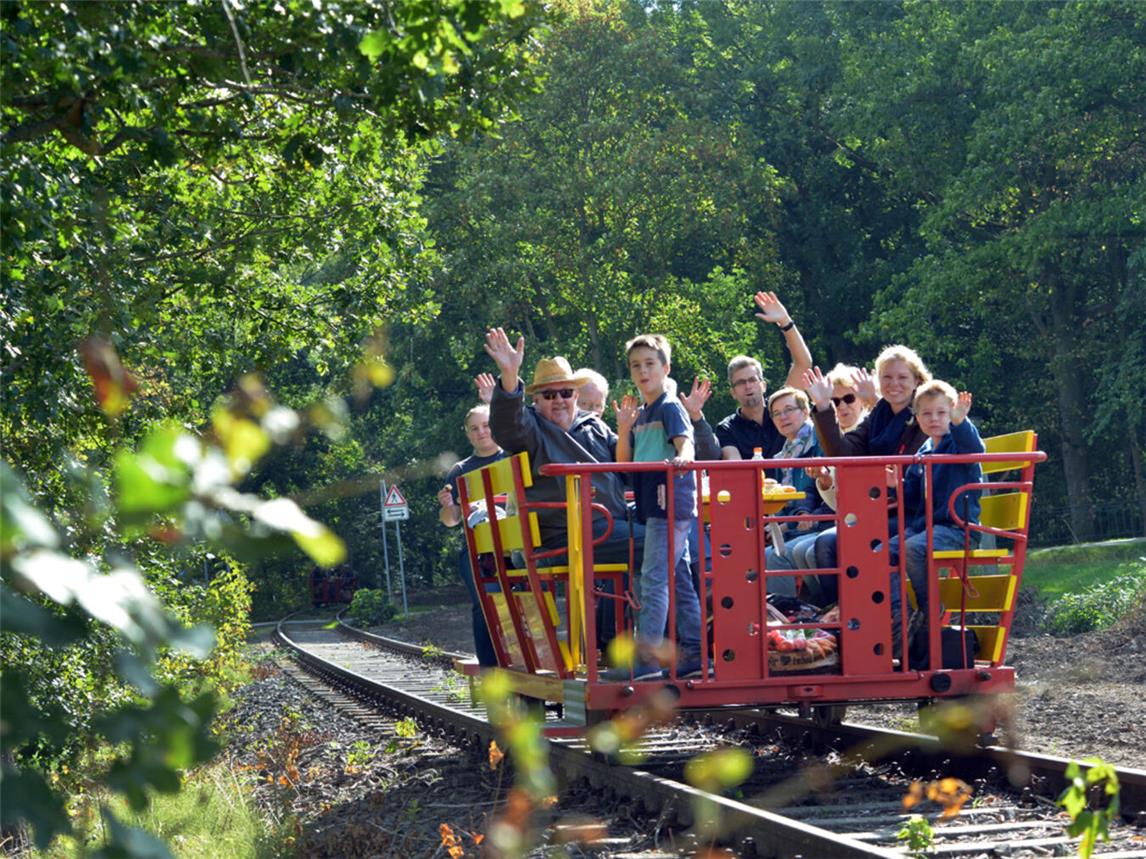 Auf der Clubdraisine im Kleverland unterwegs. Foto: Klaus-Dieter Stade/Grenzland-Draisine GmbH