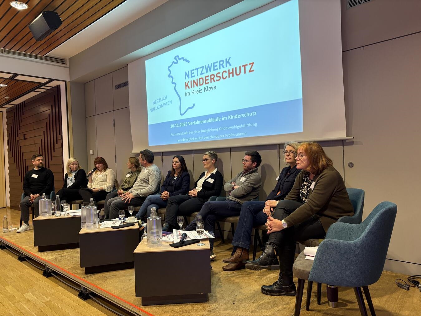 Auf der Fachveranstaltung zum Thema „Kinderschutz“ (v.l.): Daniel Mommen und Kathrin Haupt (Stadt Geldern), Dunja Topic (Kreisjugendamt Kleve), Wencke de Jong und Holger Brauer (Caritasverband Kleve), Georgiana Kratz und Melanie Nelle (Verfahrensbeistände in Familiengerichtsverfahren), Daniela Wolters (Staatsanwaltschaft Kleve), Stefanie Bodden-Bergau und Astrid Klösters (nicht auf dem Bild, Kreispolizeibehörde Kleve). Foto: Netzwerk Kinderschutz